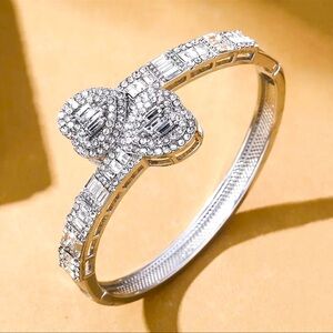 NWOT Unique Design Of 1pc Personalized  Artificial Diamond Geometric bracelet